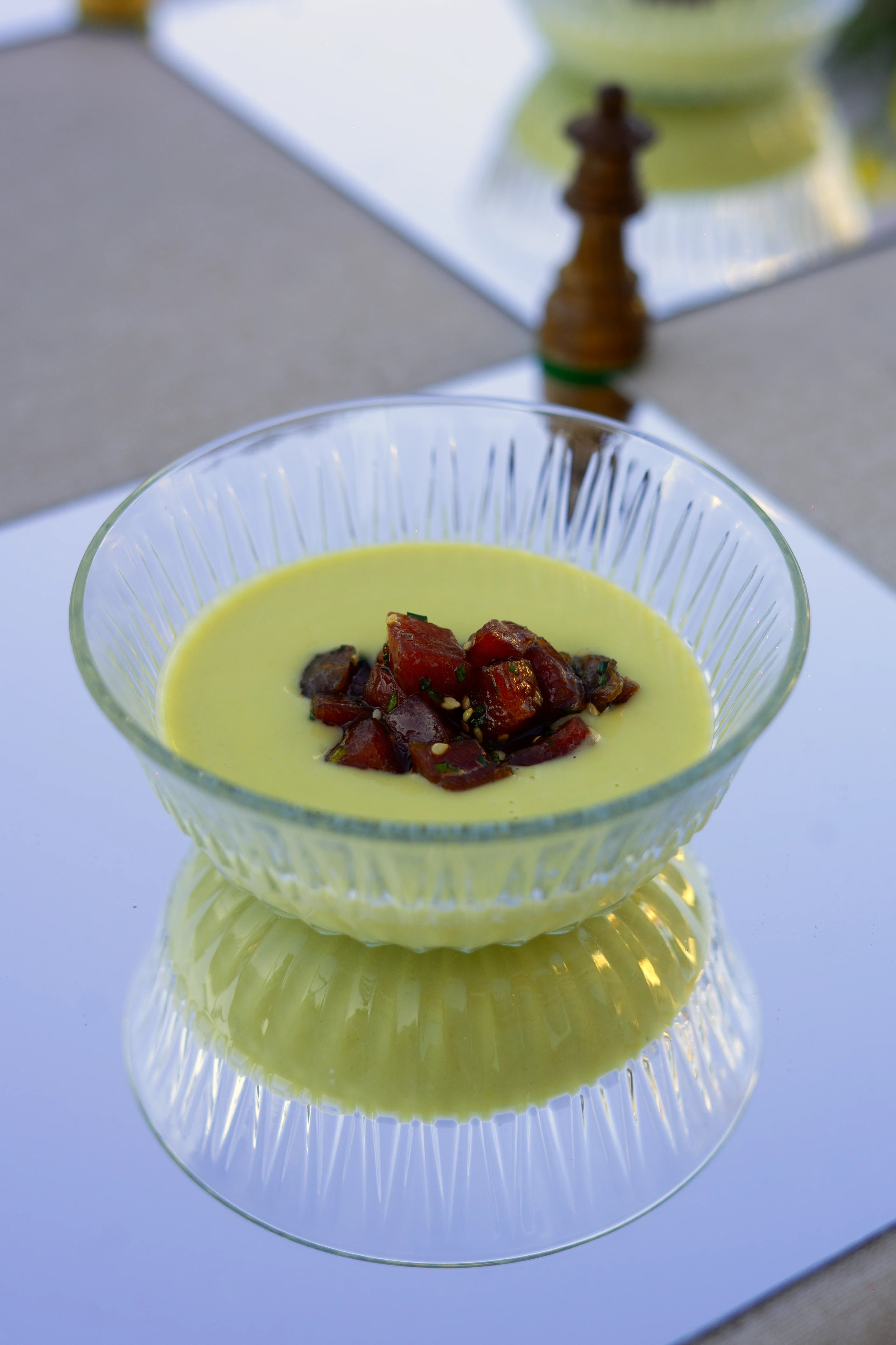 Crema con topping en contraste - plano detalle