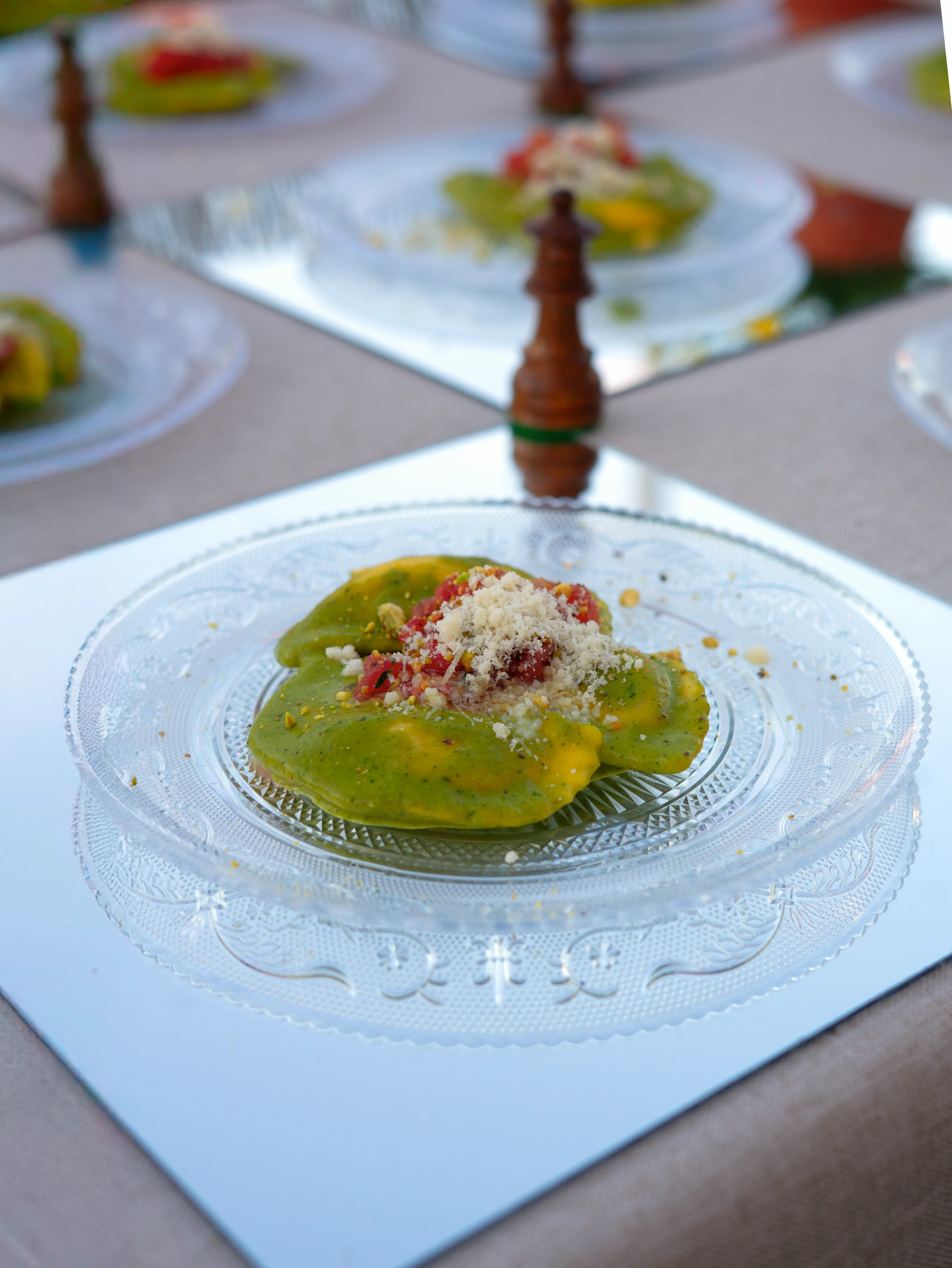 Pasta rellena espolvoreada con queso y pistachos