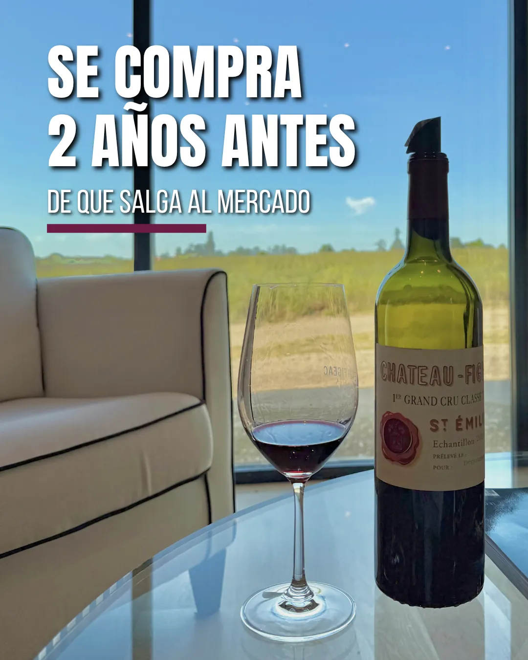 Pablo Teipro junto a un bodeguero mostrando una botella de Vieux Chateau Saint Andre en Burdeos