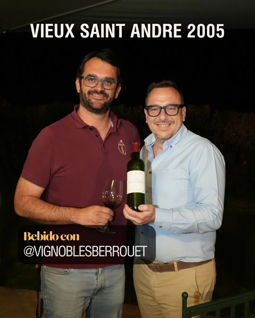 Pablo Teipro junto a un bodeguero de Vignobles Berrouet sosteniendo una botella de Vieux Saint Andre 2005