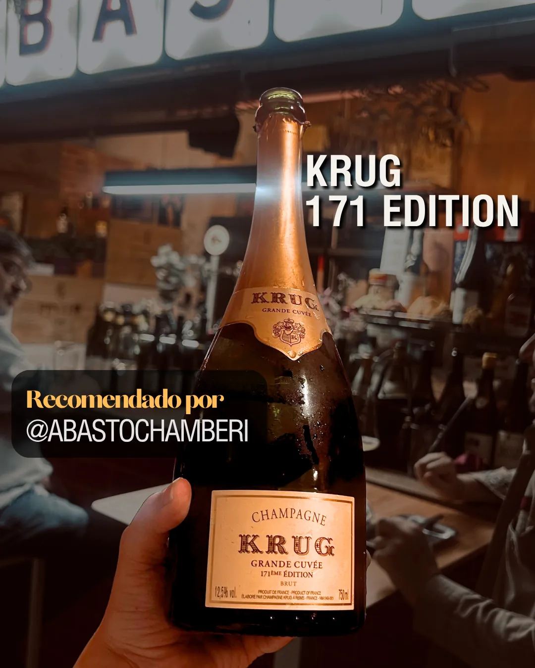 Mano sosteniendo una botella premium de Champagne Krug 171 Edition Grande Cuvée en una barra, recomendada por Abastochamberi