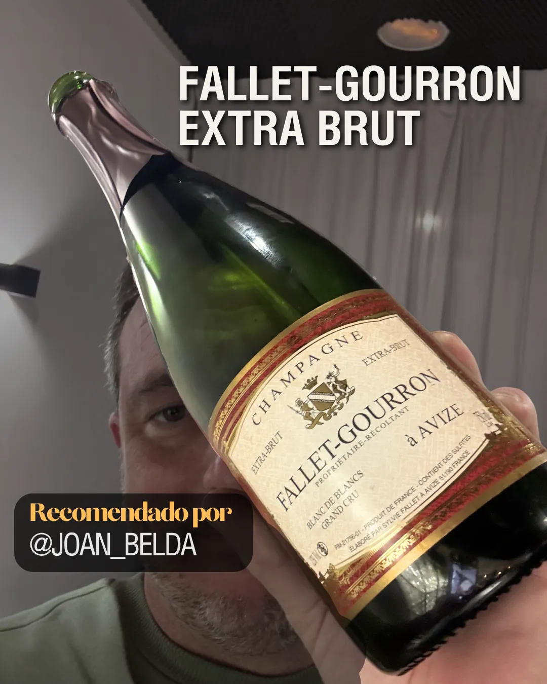 Pablo Teipro sosteniendo una botella invertida de Champagne Fallet-Gourron Extra Brut, recomendado por Joan Belda