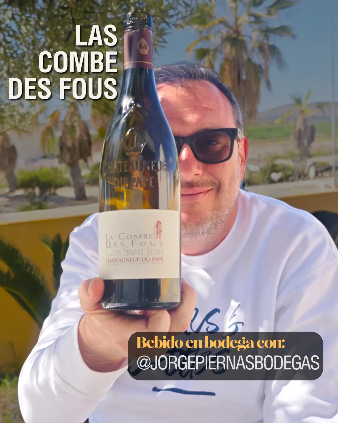 Pablo Teipro sonriendo al aire libre mientras muestra una botella de Las Combe des Fous Chateauneuf-du-Pape