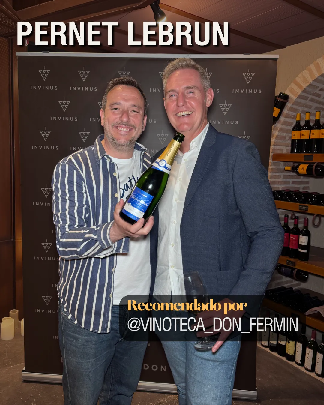 Pablo Teipro posando junto a un sumiller en un evento de Invinus mostrando una botella de Pernet Lebrun