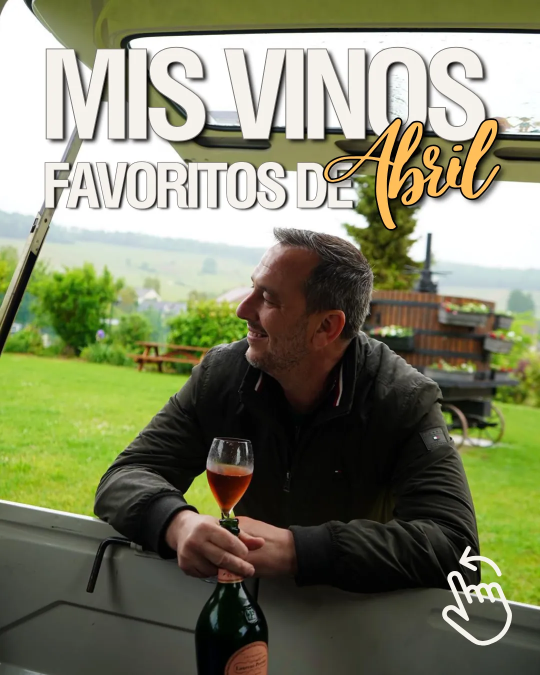 Pablo Teipro apoyado en el portón de un vehículo sonriendo de perfil en un entorno rural con viñedos franceses, sosteniendo una copa de vino rosado