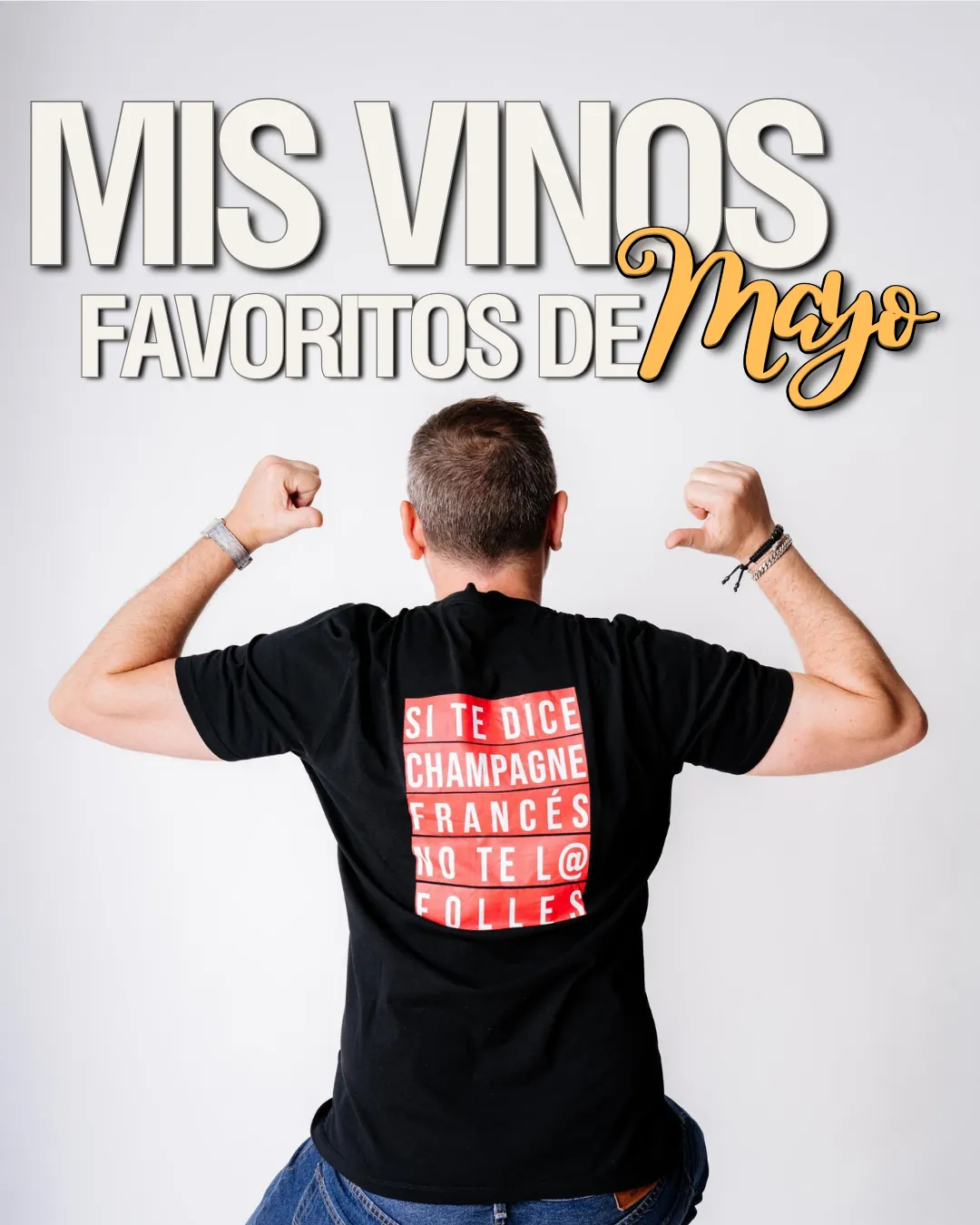 Pablo Teipro de espaldas señalando el diseño de su camiseta negra con el texto interactivo Mis vinos favoritos de Mayo
