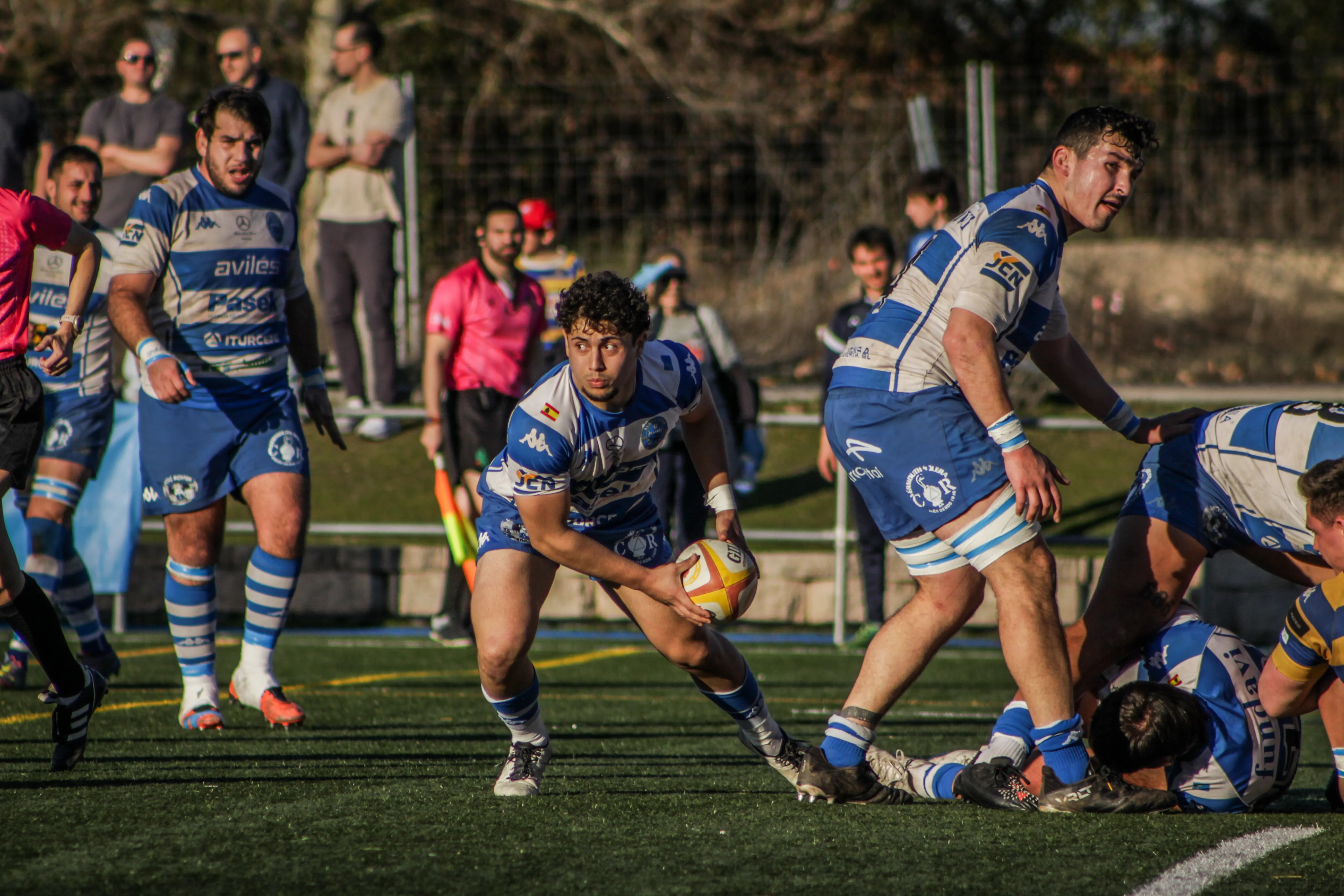 Jugador sacando el balón de un ruck para dar continuidad a la jugada.