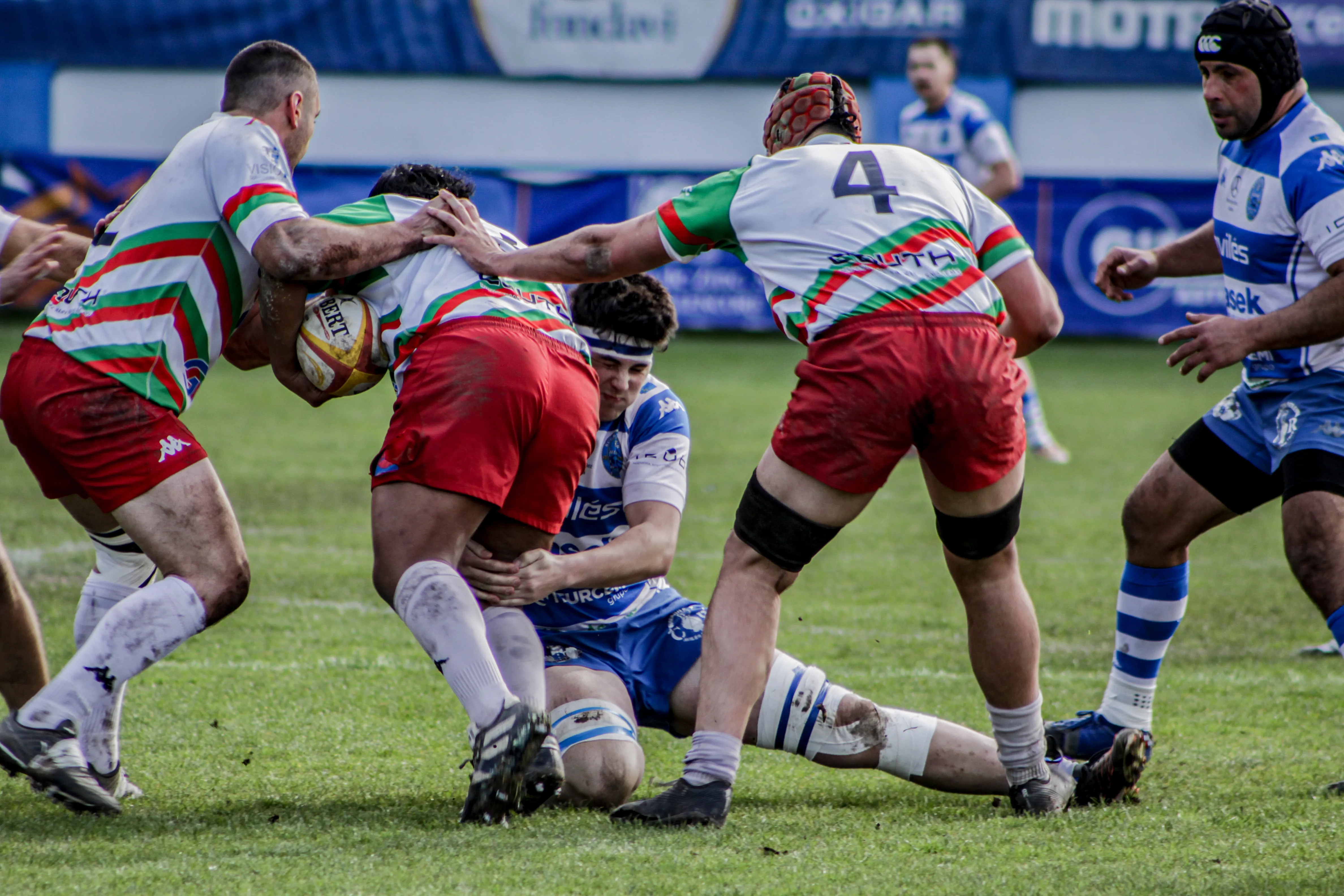 Placaje entre dos jugadores durante un partido oficial de rugby.