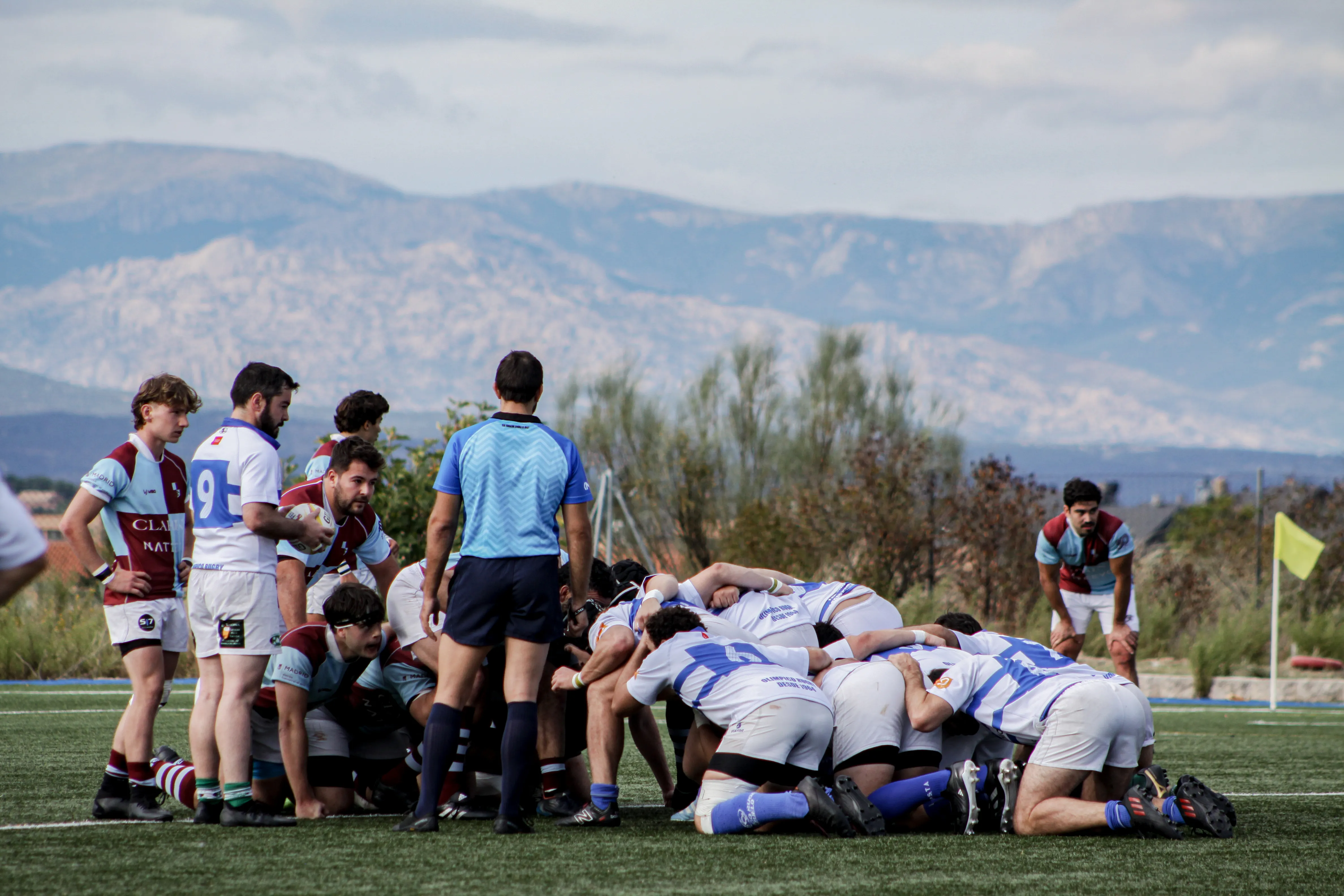 Melé disputada entre ambos equipos durante un partido oficial de rugby.