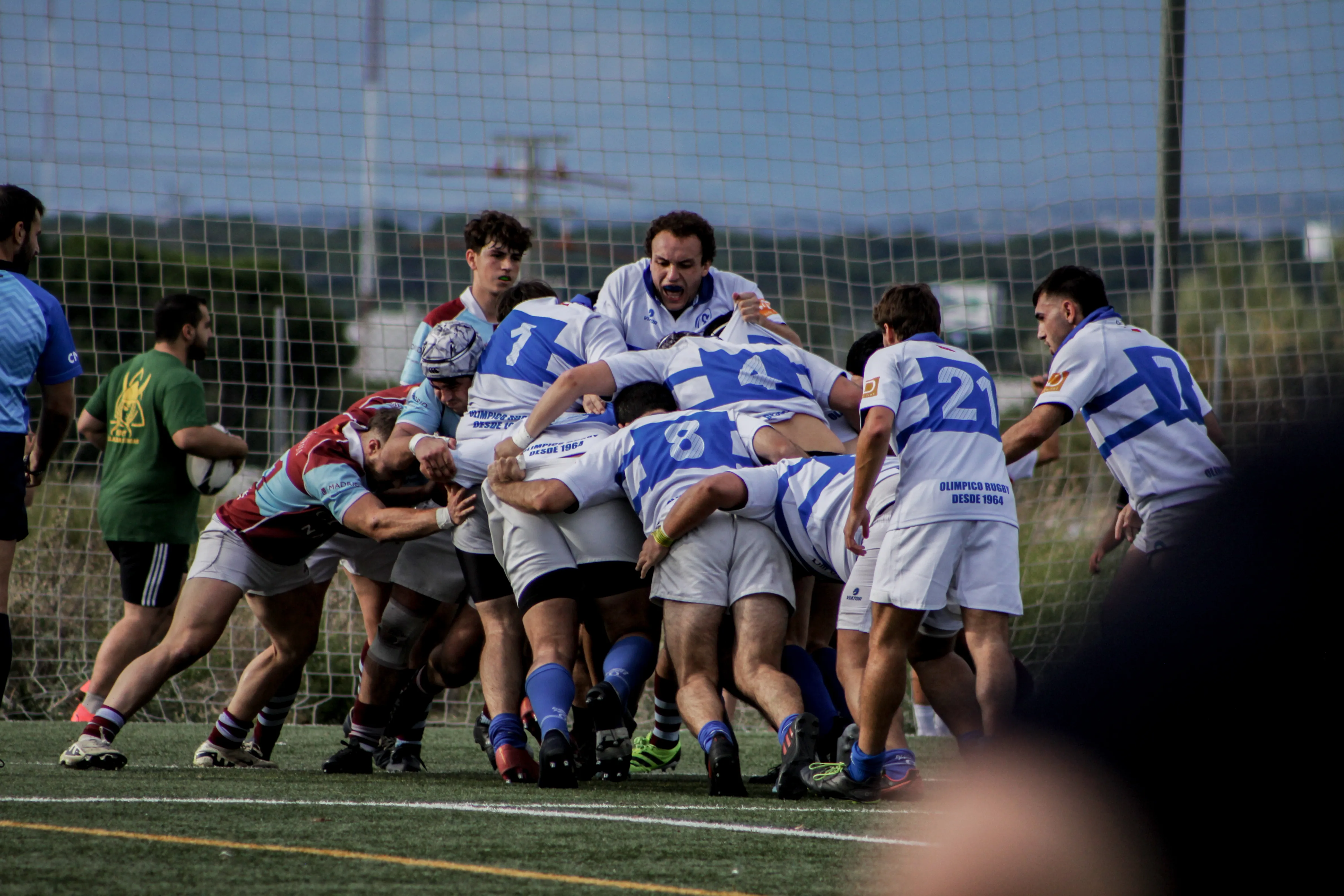 Jugada de maul entre ambos equipos durante un partido oficial de rugby.