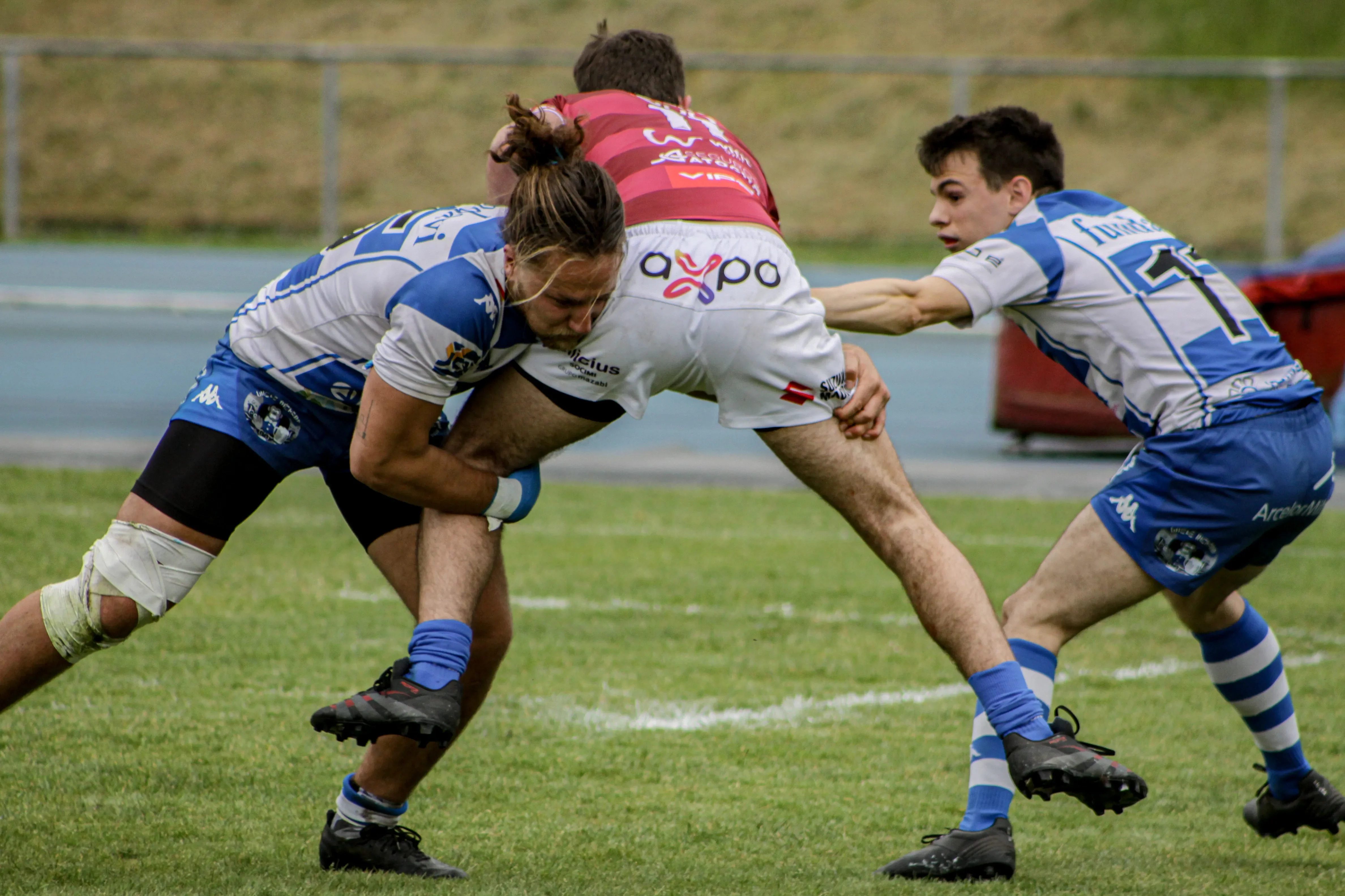 Placaje entre dos jugadores durante un partido masculino de rugby.