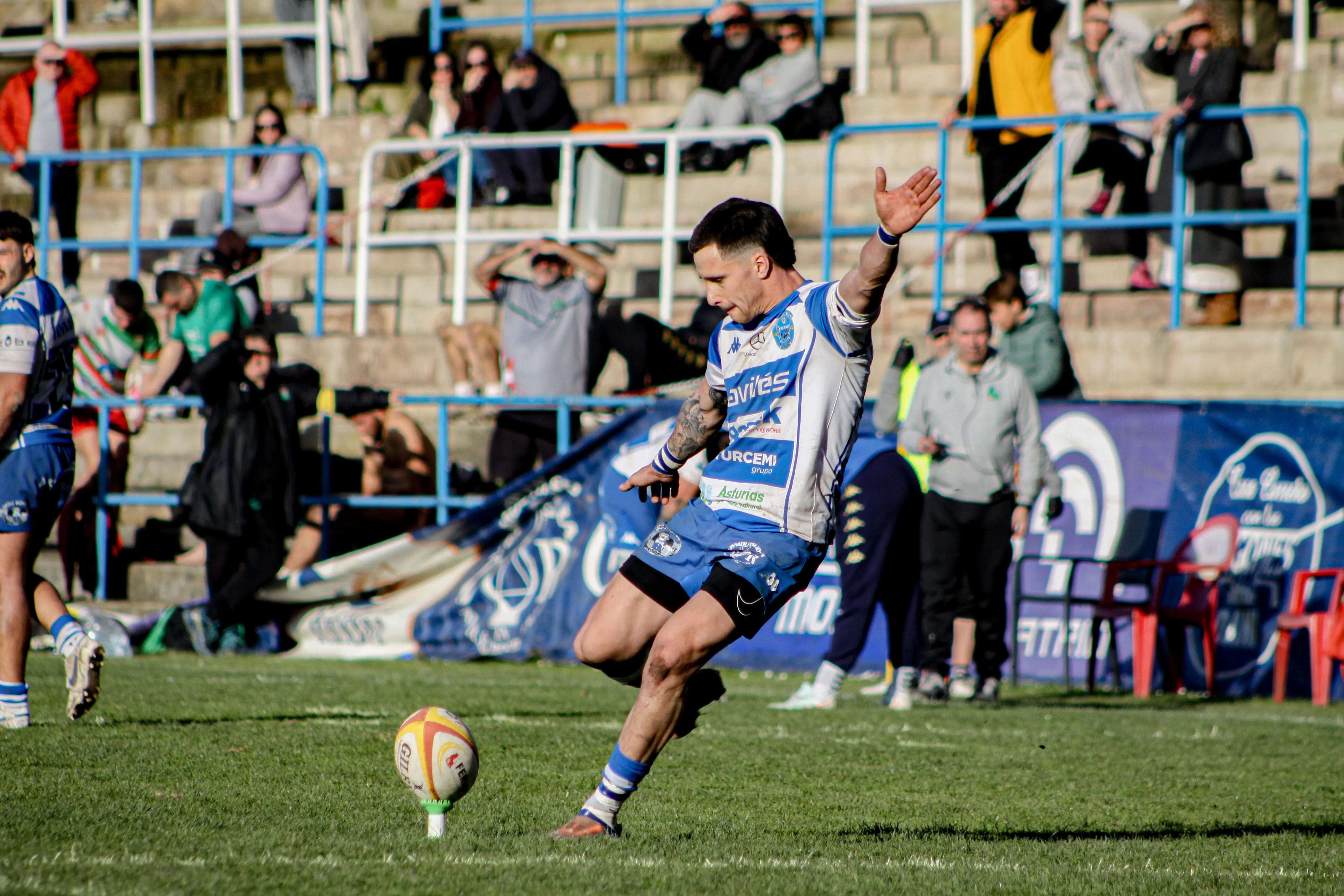 Jugador de rugby disputando un balón durante un partido oficial.