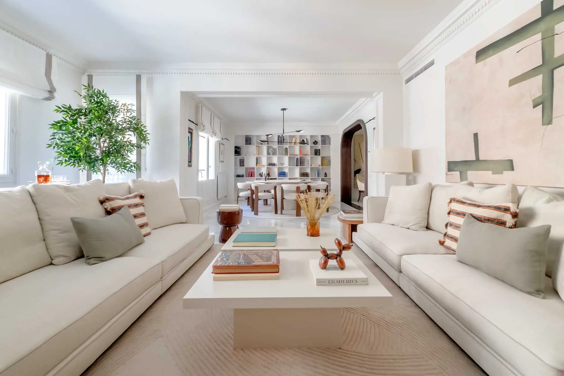 Vista en plano medio del acceso principal y la atmósfera acogedora del apartamento