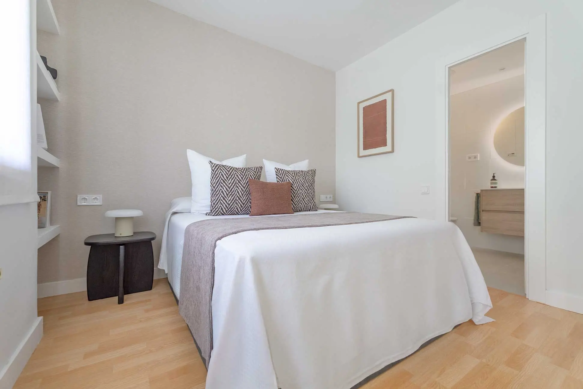 Perspectiva del dormitorio de matrimonio que muestra la conexión fluida hacia el baño en suite