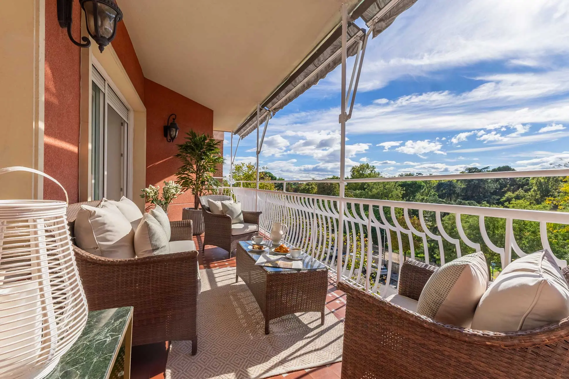 Vista panorámica de la gran terraza señorial mostrando los diferentes ambientes de descanso y la apertura hacia el cielo azul