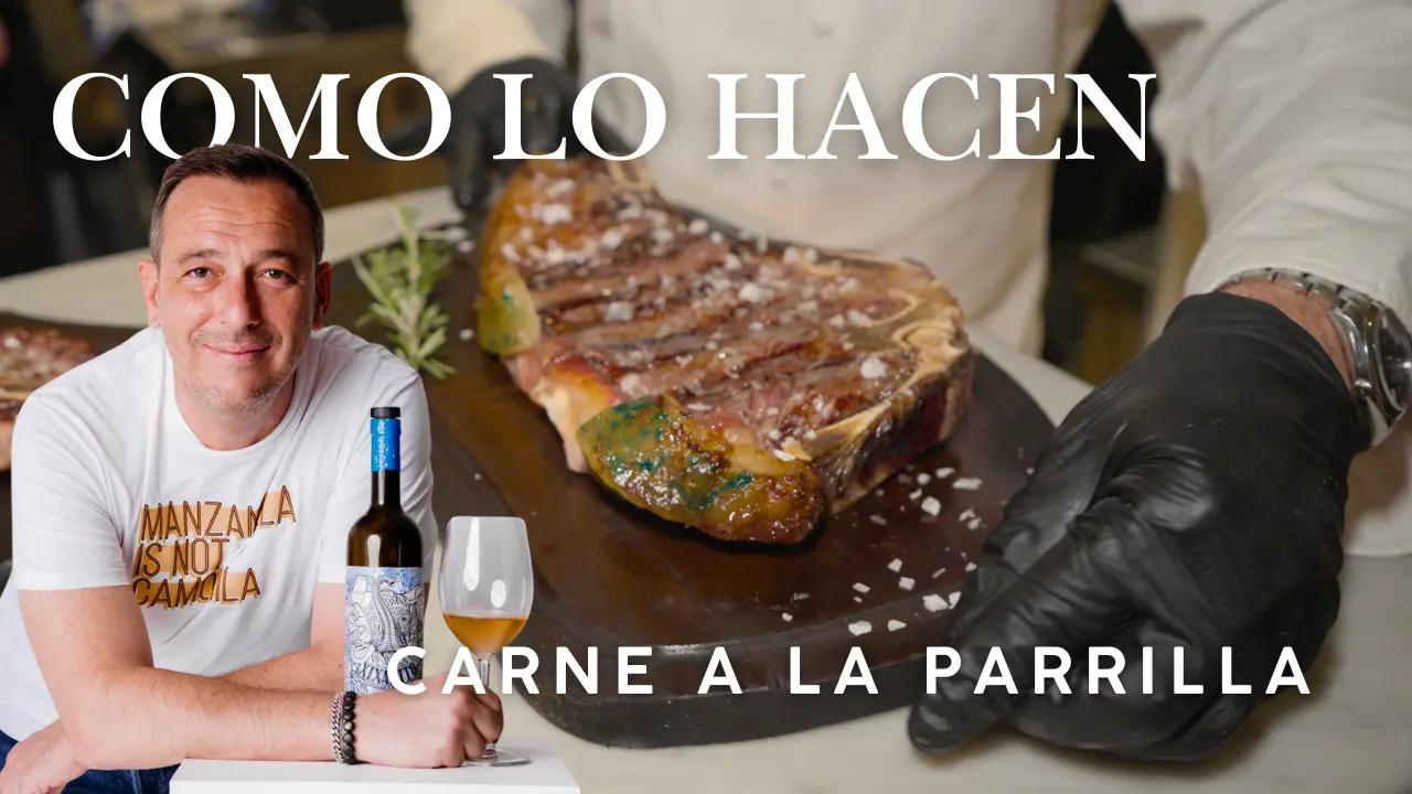 Primer plano cinematográfico de un chuletón sellándose a la parrilla sobre brasas ardientes en un rodaje gastronómico premium.