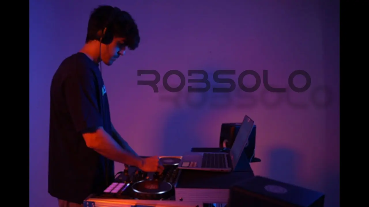 Encuadre técnico e industrial de la sesión Power Techno Mix en un estudio de fotografía, destacando la atmósfera lumínica controlada y los equipos analógicos