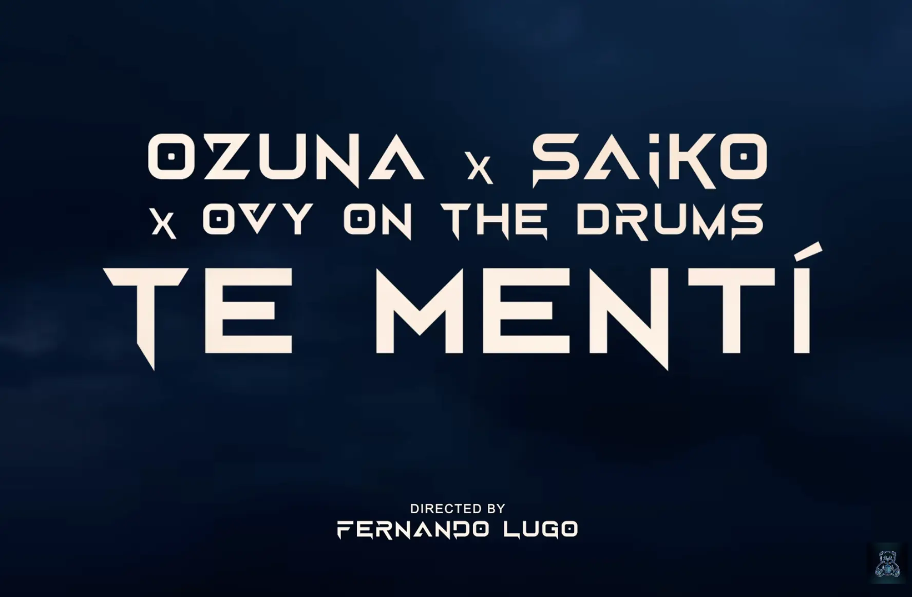 Fotograma del videoclip 'Te Mentí' con estética nocturna, iluminación estilizada y atmósfera urbana en el set.