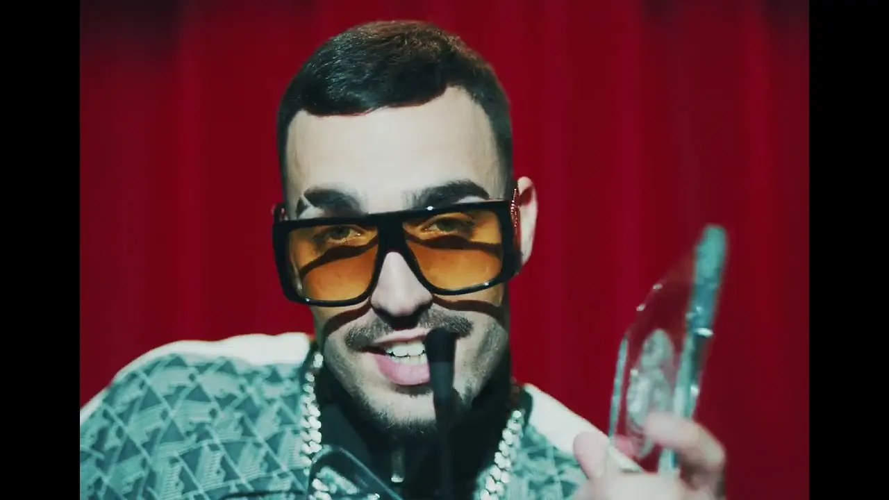Fotograma del videoclip '100 TRACKS' de Rels B con una iluminación cinematográfica muy cuidada y estética urbana.